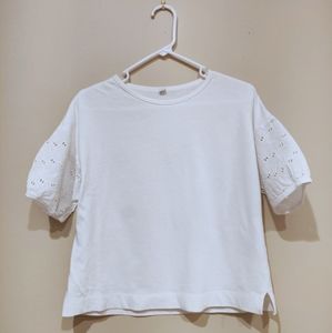 🎉3/$15🎉 Uniqlo White Lace Sleeve T-Shirt